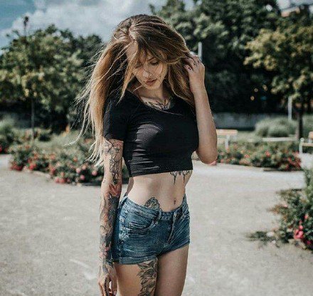 性感的一组欧美美女纹身模特的套图欣赏