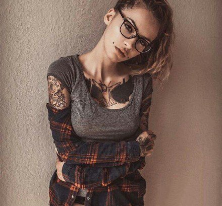 性感的一组欧美美女纹身模特的套图欣赏