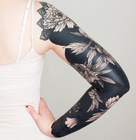 适合女士的简单极致的花卉大黑臂纹身图案