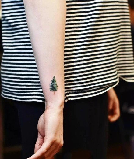 树纹身：9张简约的小黑灰色树木纹身作品图案