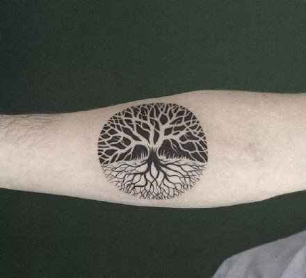 树纹身：9张简约的小黑灰色树木纹身作品图案