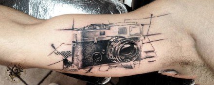 2相机纹身：摄影师很喜欢的相机纹身图案9张