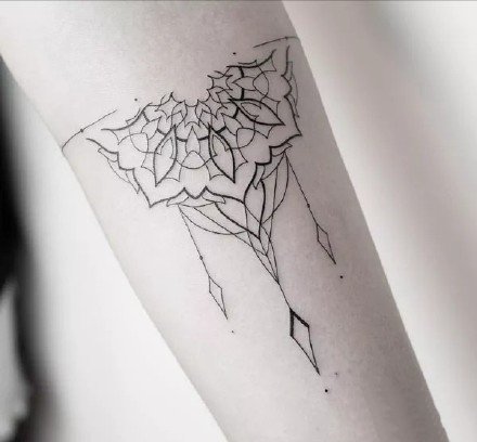 简约漂亮的一组线条组成的纹身图案