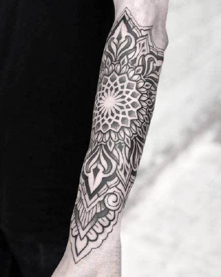 经典点刺：手臂很经典的一组点刺繁花纹身图案