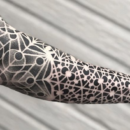 经典点刺：手臂很经典的一组点刺繁花纹身图案