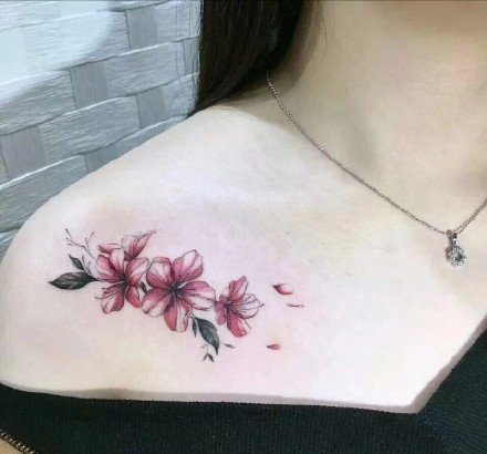 锁骨刺青：纹在女生锁骨处的小清新纹身图案9张