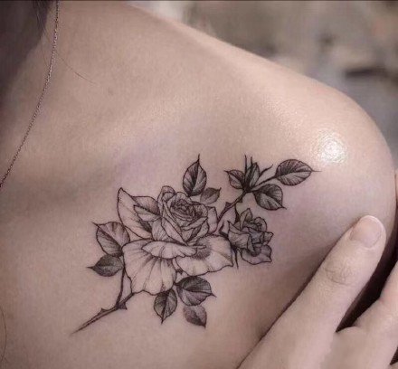 锁骨刺青：纹在女生锁骨处的小清新纹身图案9张