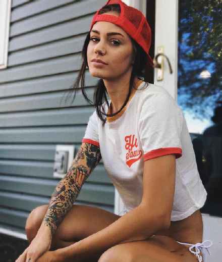 美国明星Lisa Marie丽萨·玛利的纹身图片欣赏