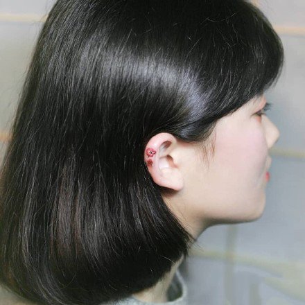 纹在耳朵上面的一组小花花纹身图案