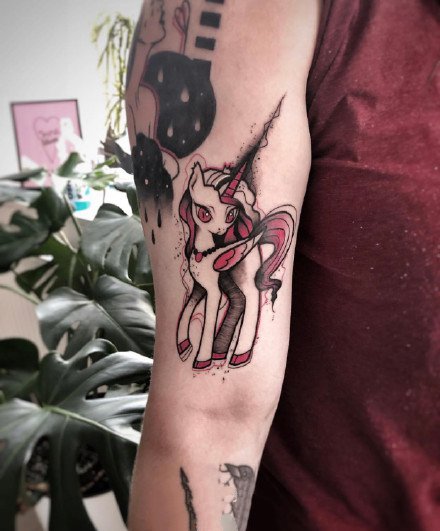 有点暗黑的红黑色调的一组纹身图案9张