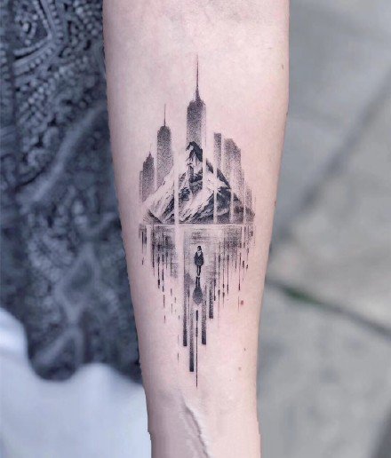 手臂上创意感十足的黑灰纹身作品9张