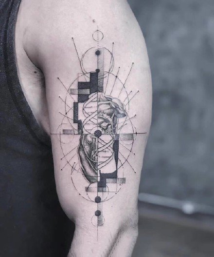 手臂上创意感十足的黑灰纹身作品9张