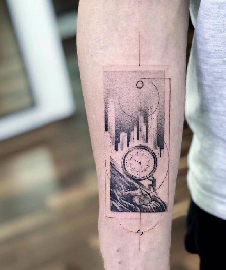 手臂上创意感十足的黑灰纹身作品9张