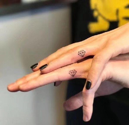 情侣、闺蜜喜欢的18张简约小清新纹身图案 ​