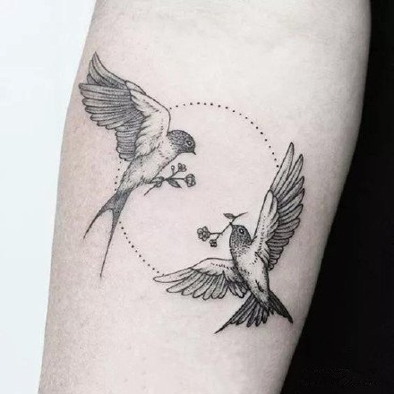 燕子刺青+简约又好看的黑灰燕子纹身图案欣赏