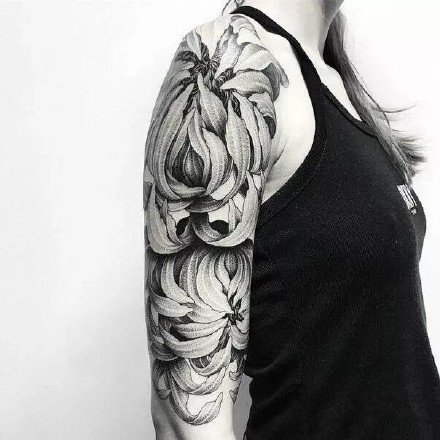 黑灰菊花：手臂和腿部上好看的黑灰菊花纹身图案