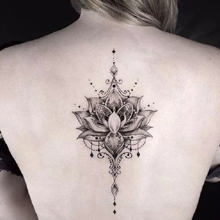 美背纹身：女生后背上唯美的黑灰点刺梵花纹身