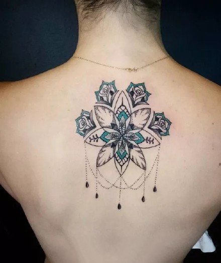 美背纹身：女生后背上唯美的黑灰点刺梵花纹身