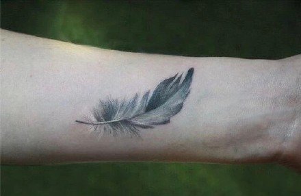 羽毛刺青：16张很漂亮的小清新羽毛纹身图案
