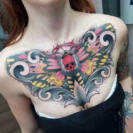 一组彩色的各种花胸纹身图片9张
