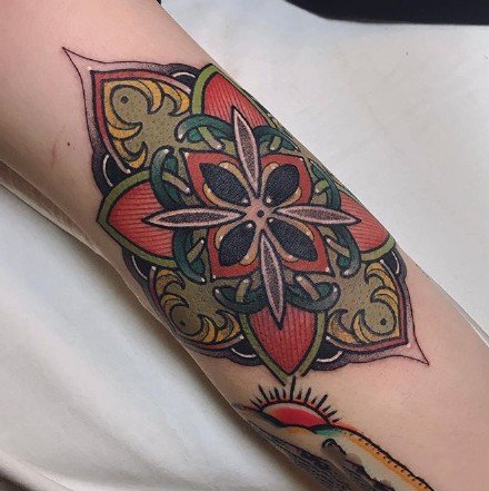 oldschool曼陀罗：复古school风格的曼陀罗梵花纹身图案