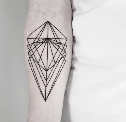 张线条组成的个性几何图形纹身图案