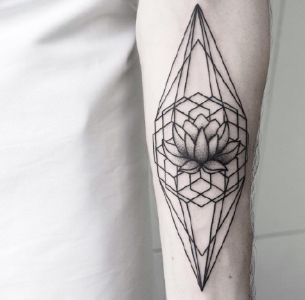 张线条组成的个性几何图形纹身图案