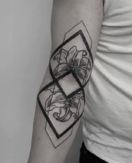 张线条组成的个性几何图形纹身图案