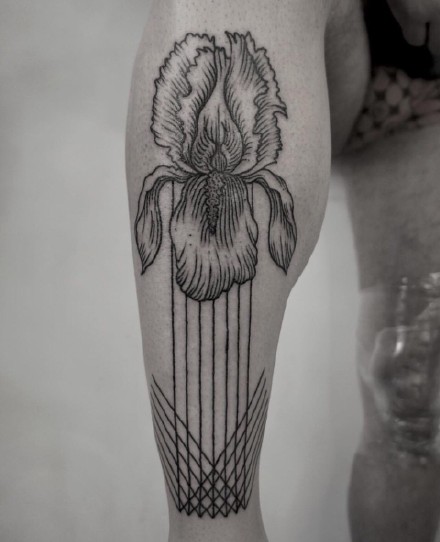 张线条组成的个性几何图形纹身图案