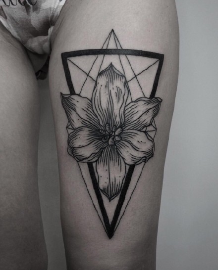 张线条组成的个性几何图形纹身图案