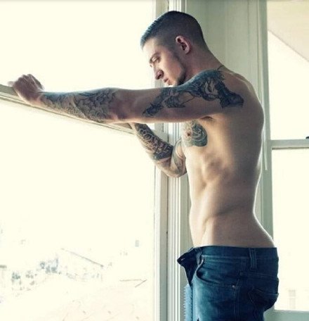 纹身帅哥：肌肉与纹身完美结合的帅哥图片