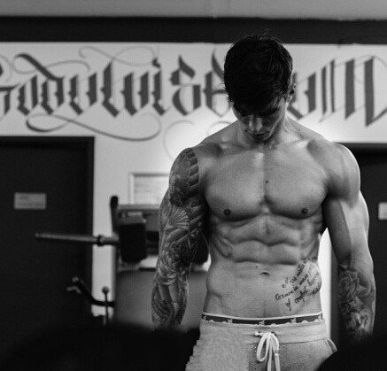 纹身帅哥：肌肉与纹身完美结合的帅哥图片