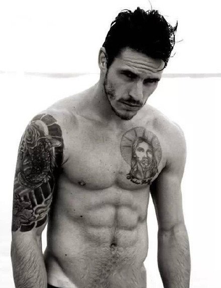 纹身帅哥：肌肉与纹身完美结合的帅哥图片