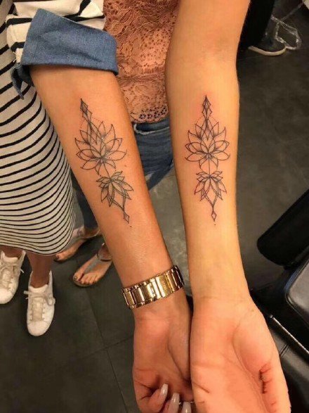 黑灰莲花：适合女生的一组莲花线条纹身图案