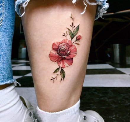 红色花朵：漂亮女孩的带刺红色玫瑰花纹身图案