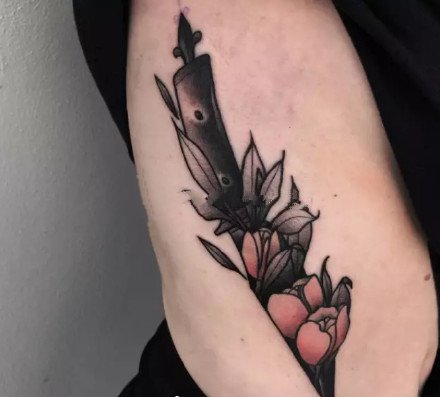 一组纹在小臂的刀剑匕首纹身图案