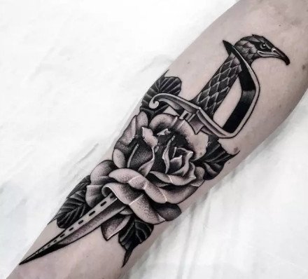 一组纹在小臂的刀剑匕首纹身图案
