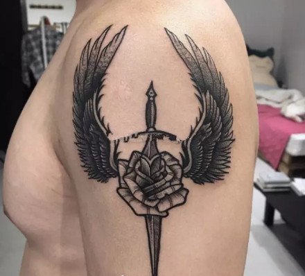 一组纹在小臂的刀剑匕首纹身图案