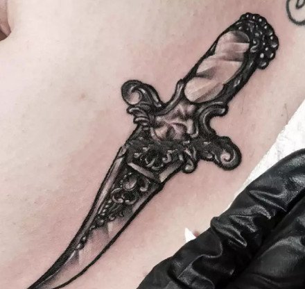 一组纹在小臂的刀剑匕首纹身图案