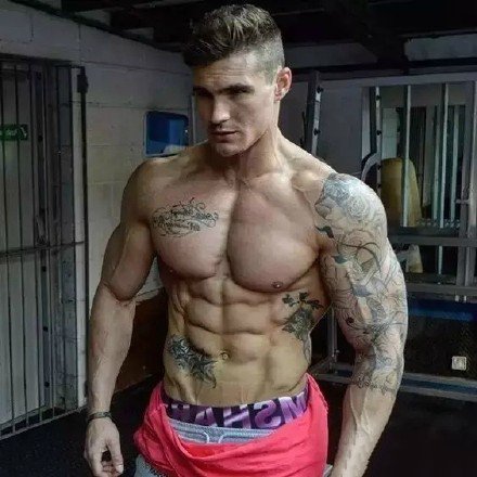 一组有纹身的肌肉型男帅哥图片