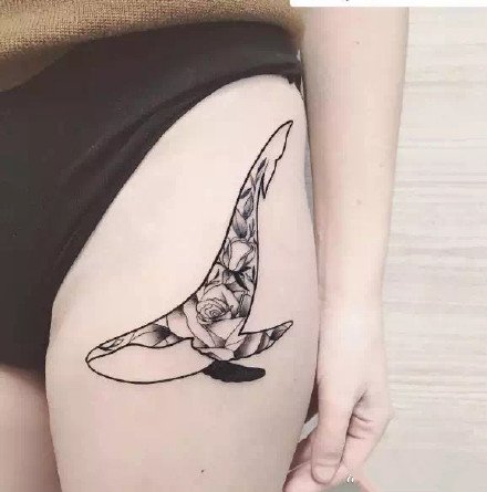 黑灰色的一组创意鲸鱼纹身图案