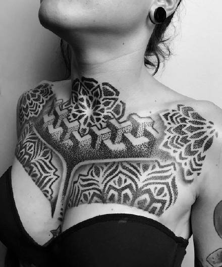 一组点刺繁花图腾风格的黑色纹身图