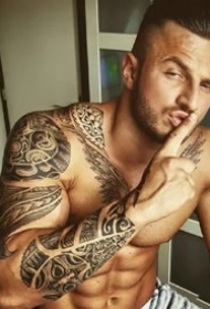 一组有纹身的肌肉型男帅哥图片