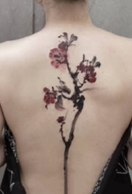 水墨风格的一组花花草草的植物纹身图案