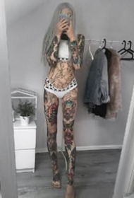 一组欧美纹身模特美女的摄影作品欣赏