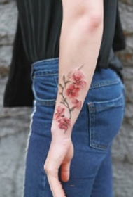 小清新的一组红色小花花纹身作品图片