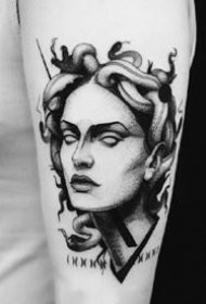 9张点刺风格的一组欧美人像黑灰纹身图片