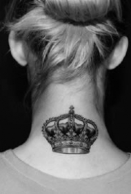 黑色的一组小清新皇冠纹身作品图片