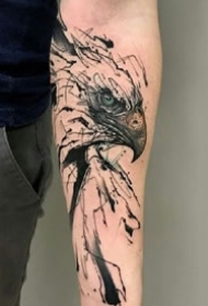 素描纹身：一组黑灰水墨风格的素描动物纹身图案