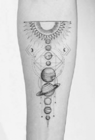 纹在小手臂上好看的几何线条黑灰纹身图案9张